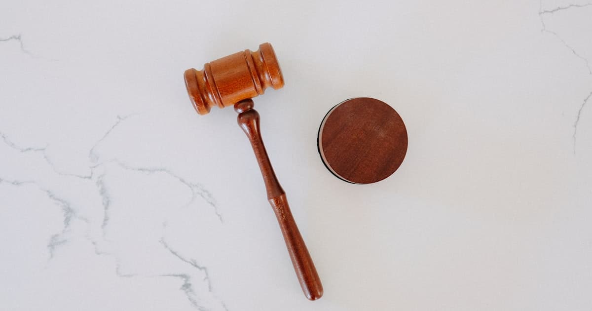¿Es Legal Pagarle a tu Equipo en Cripto en Colombia? La Línea entre Medio de Pago y Nómina