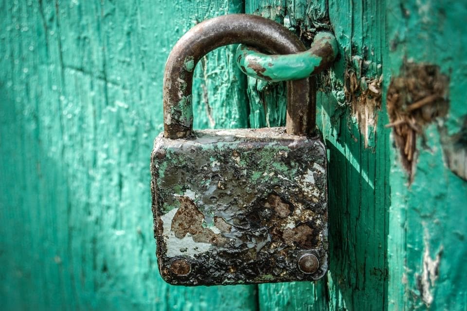 Un candado cerrado en una puerta de madera