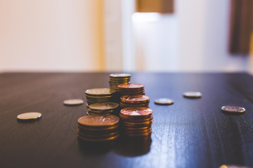 Unas pocas monedas apiladas sobre una mesa