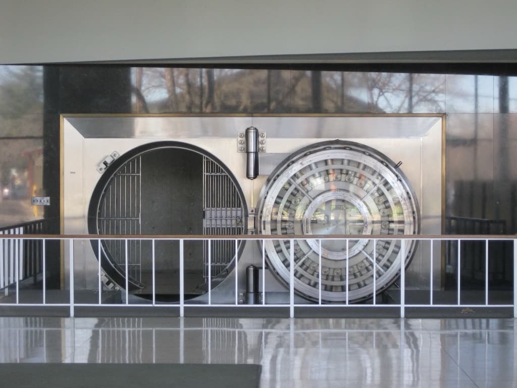La puerta de acero de una cámara acorazada de banco