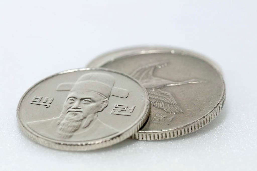 Dos monedas sueltas sobre una superficie clara