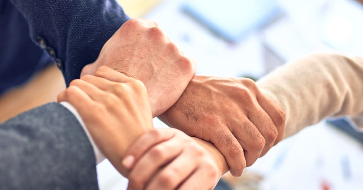 Programa de Referidos Cripto: Cómo Distinguirlo de una Pirámide Antes de Invitar a tus Amigos