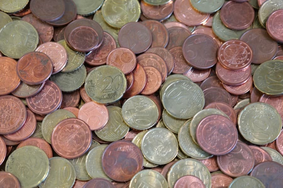 Un montón de monedas de distintos valores