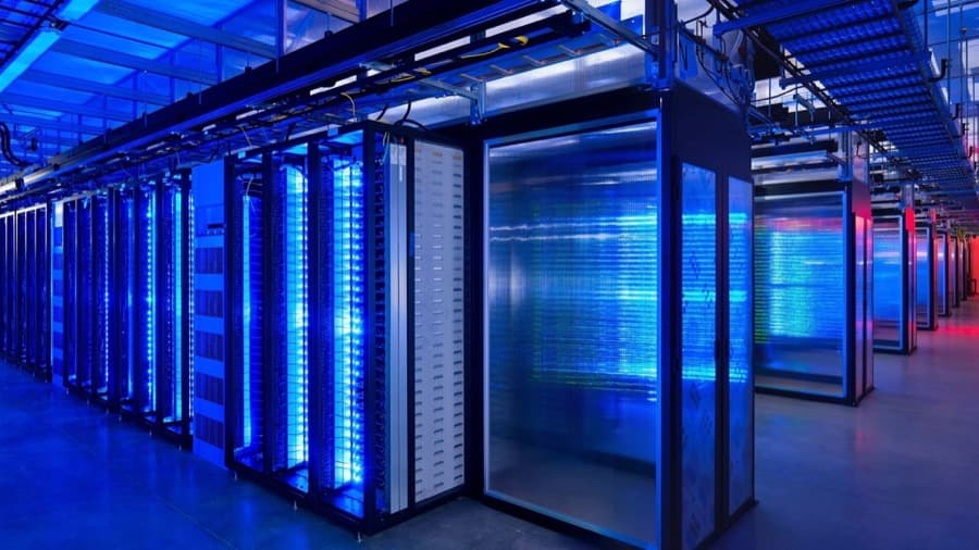 Una sala de servidores iluminada en azul